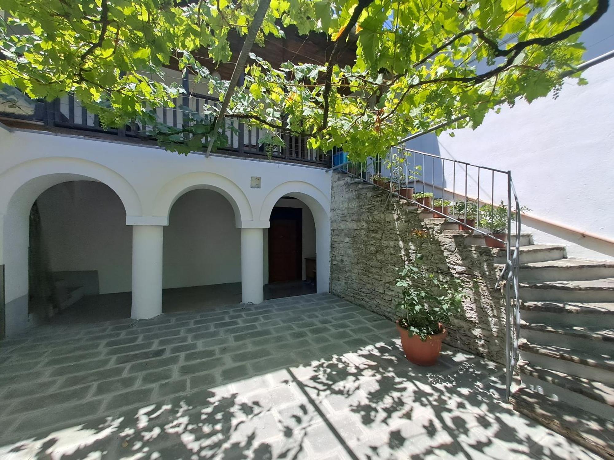 The Stone Arch Inn Гирокастра Экстерьер фото
