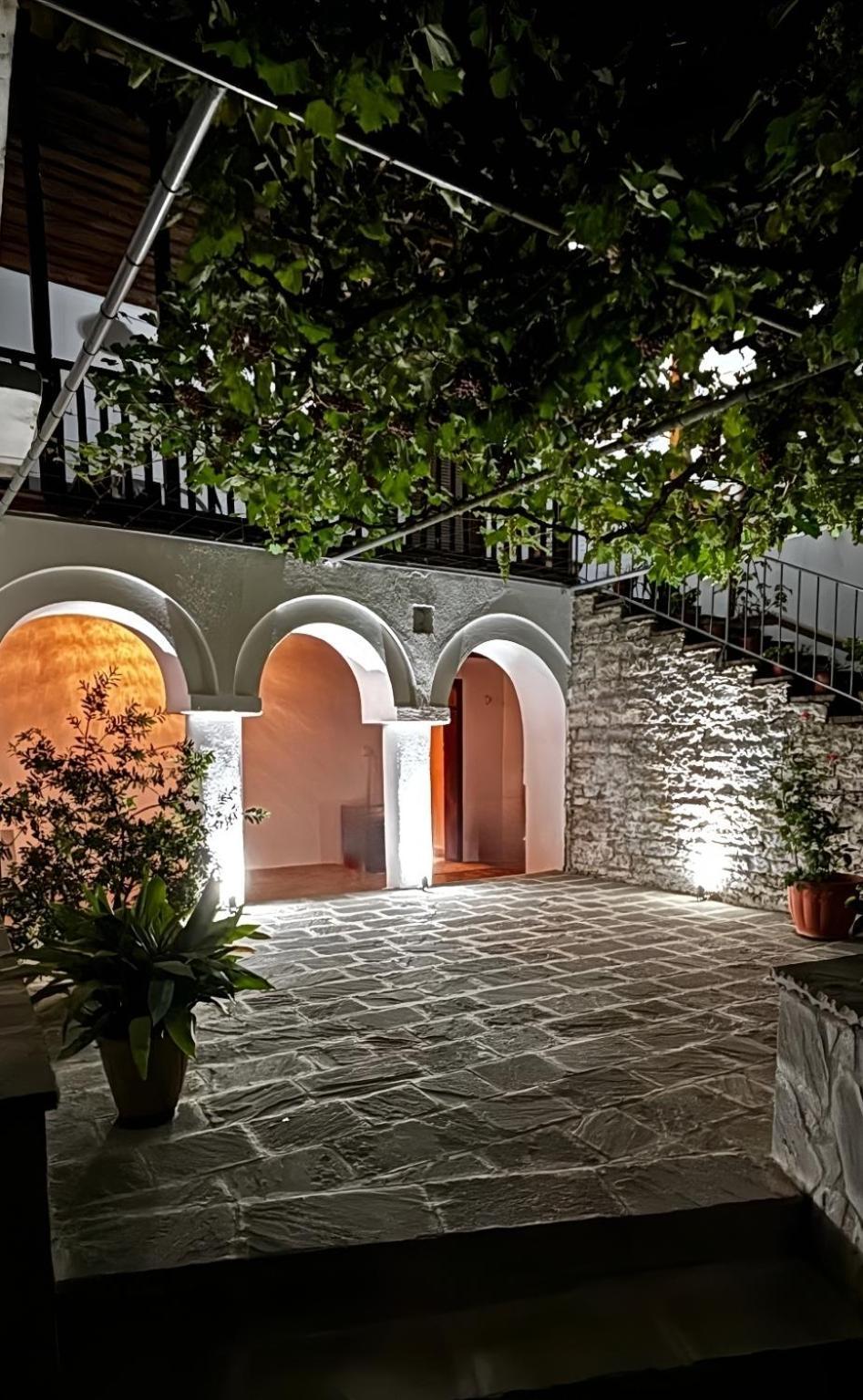 The Stone Arch Inn Гирокастра Экстерьер фото